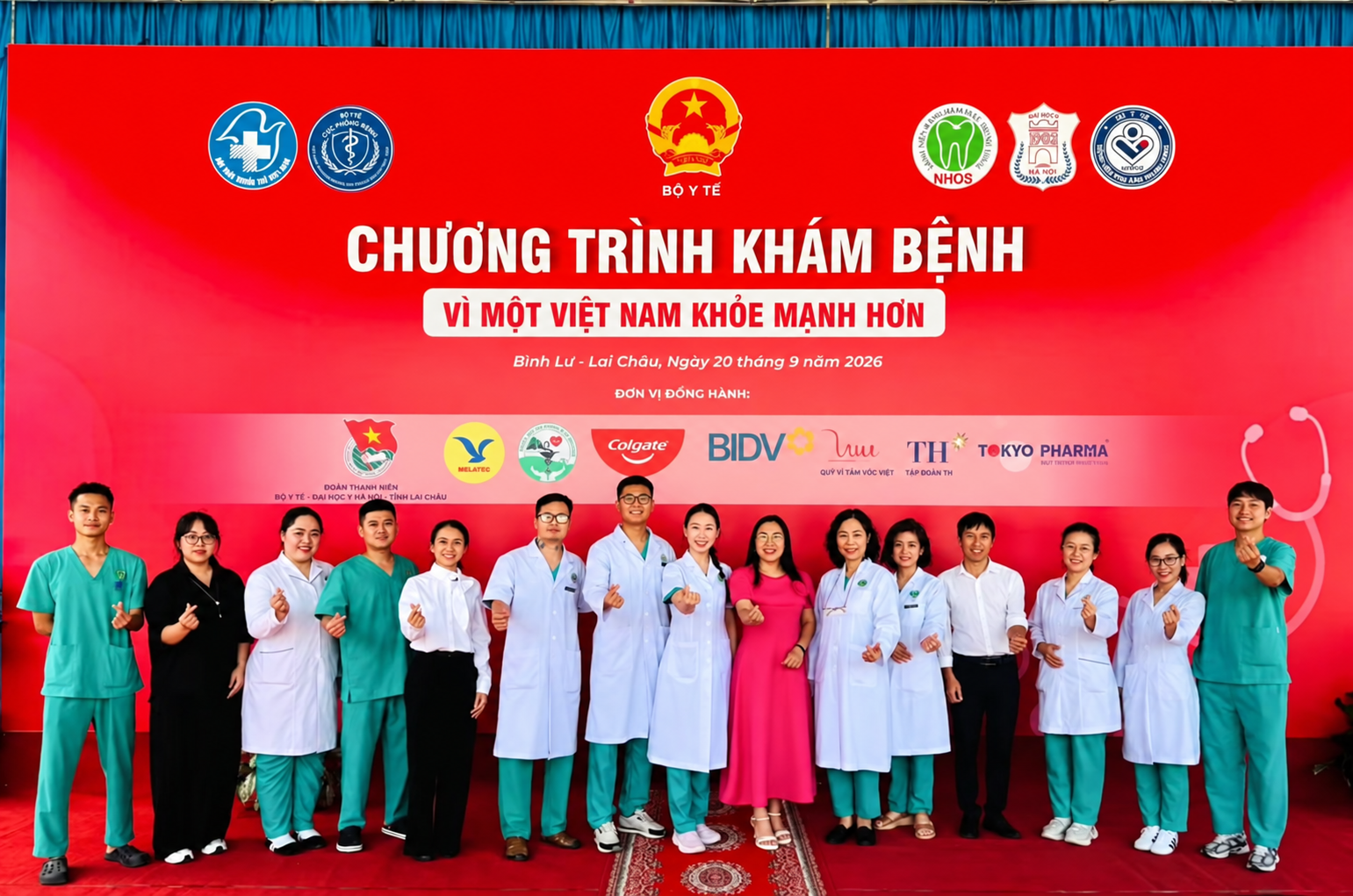 Đoàn công tác chụp ảnh kỷ niệm